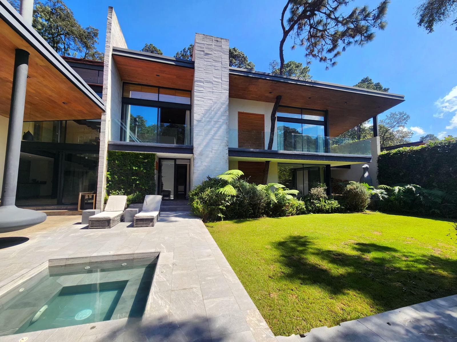 House for Sale, Avándaro