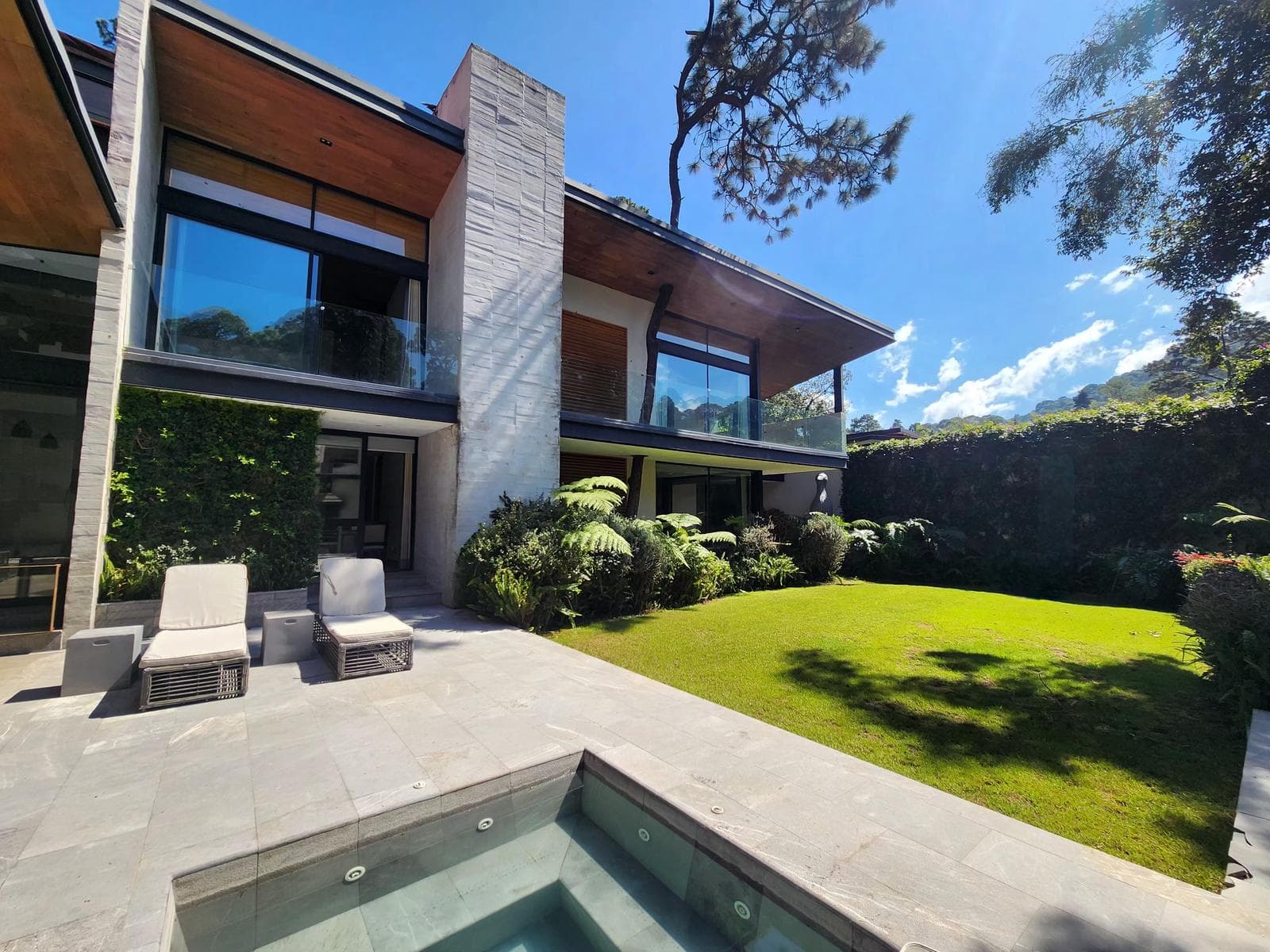 House for Sale, Avándaro