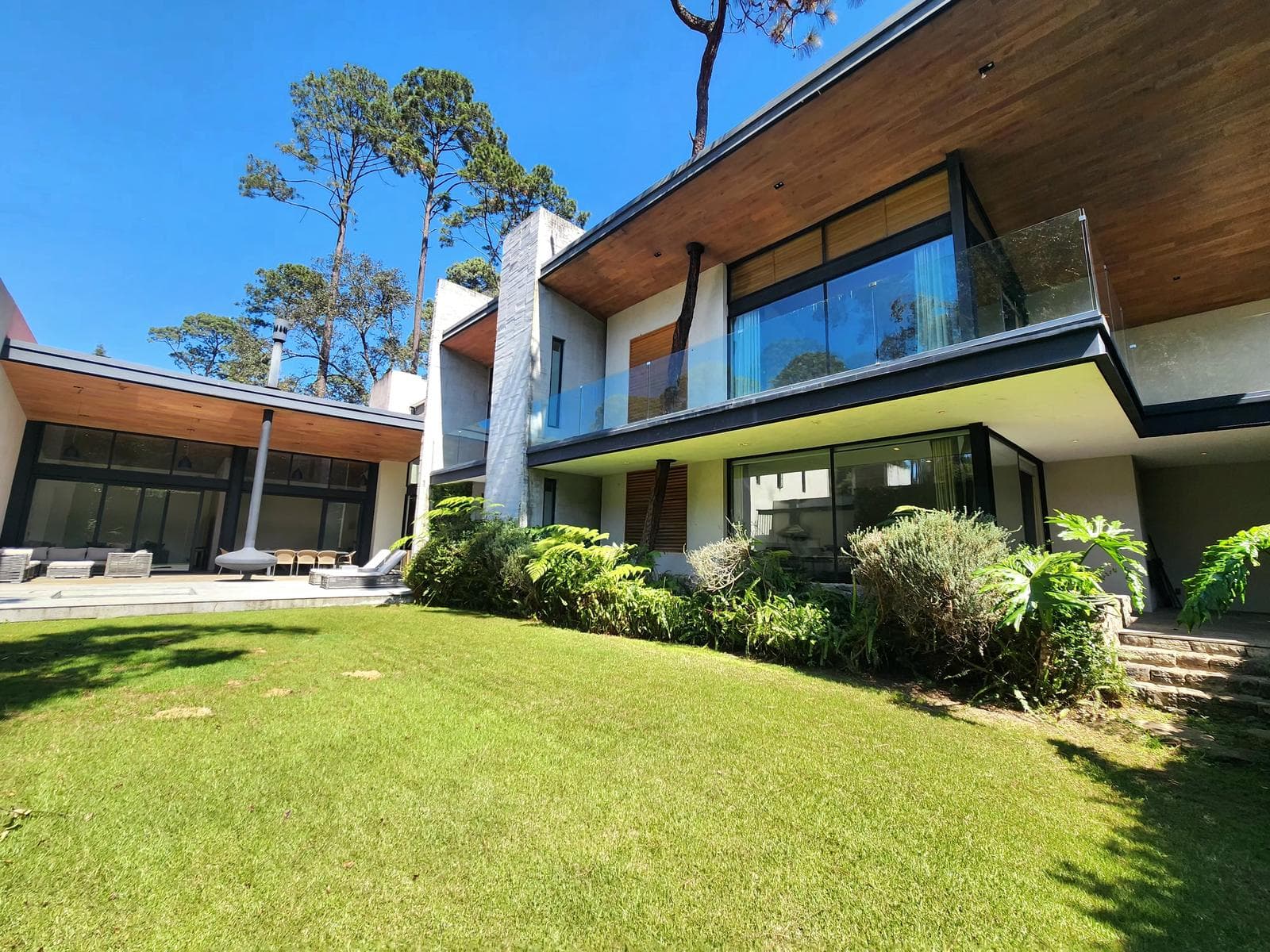 House for Sale, Avándaro