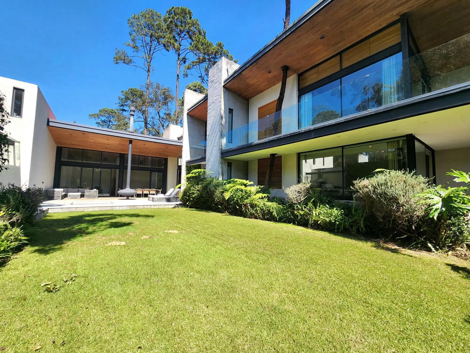House for Sale, Avándaro