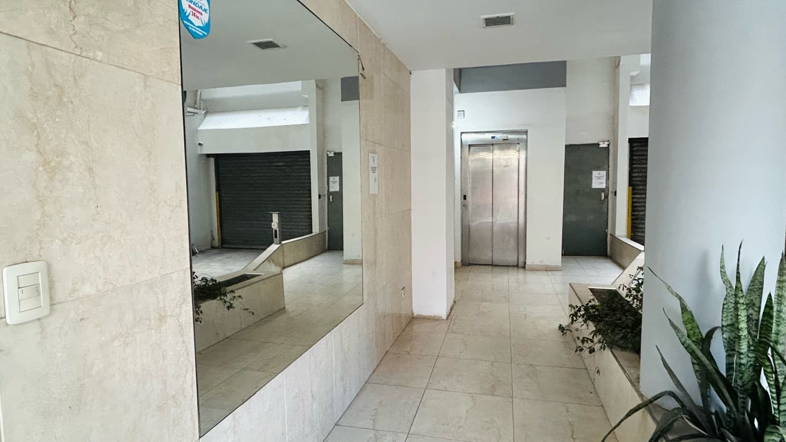 MONOAMBIENTE en ALQUILER AMUEBLADO con Balcón al frente ( Barrio Lourdes)
