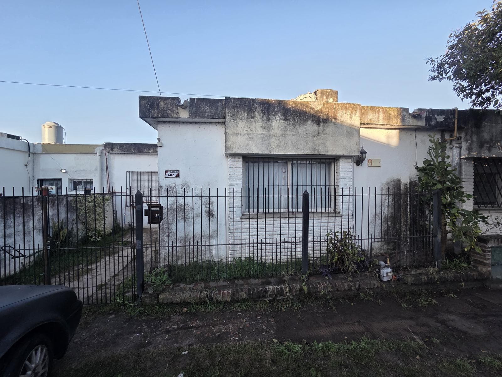 For Rent | PH-style street-facing property with 2 bedrooms and a driveway, in need of renovation