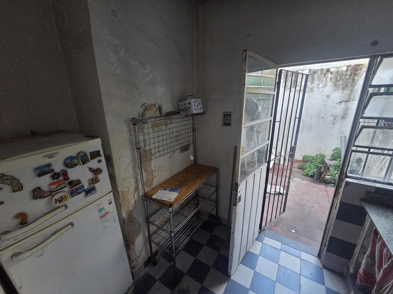 For Rent | PH-style street-facing property with 2 bedrooms and a driveway, in need of renovation