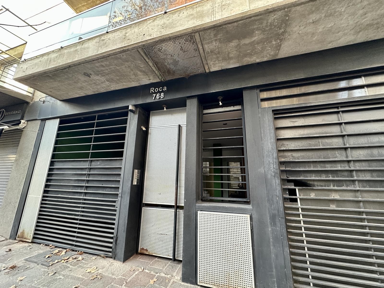 2-room apartment for sale with a balcony. Includes a parking space. Financing available. Downtown Zarate