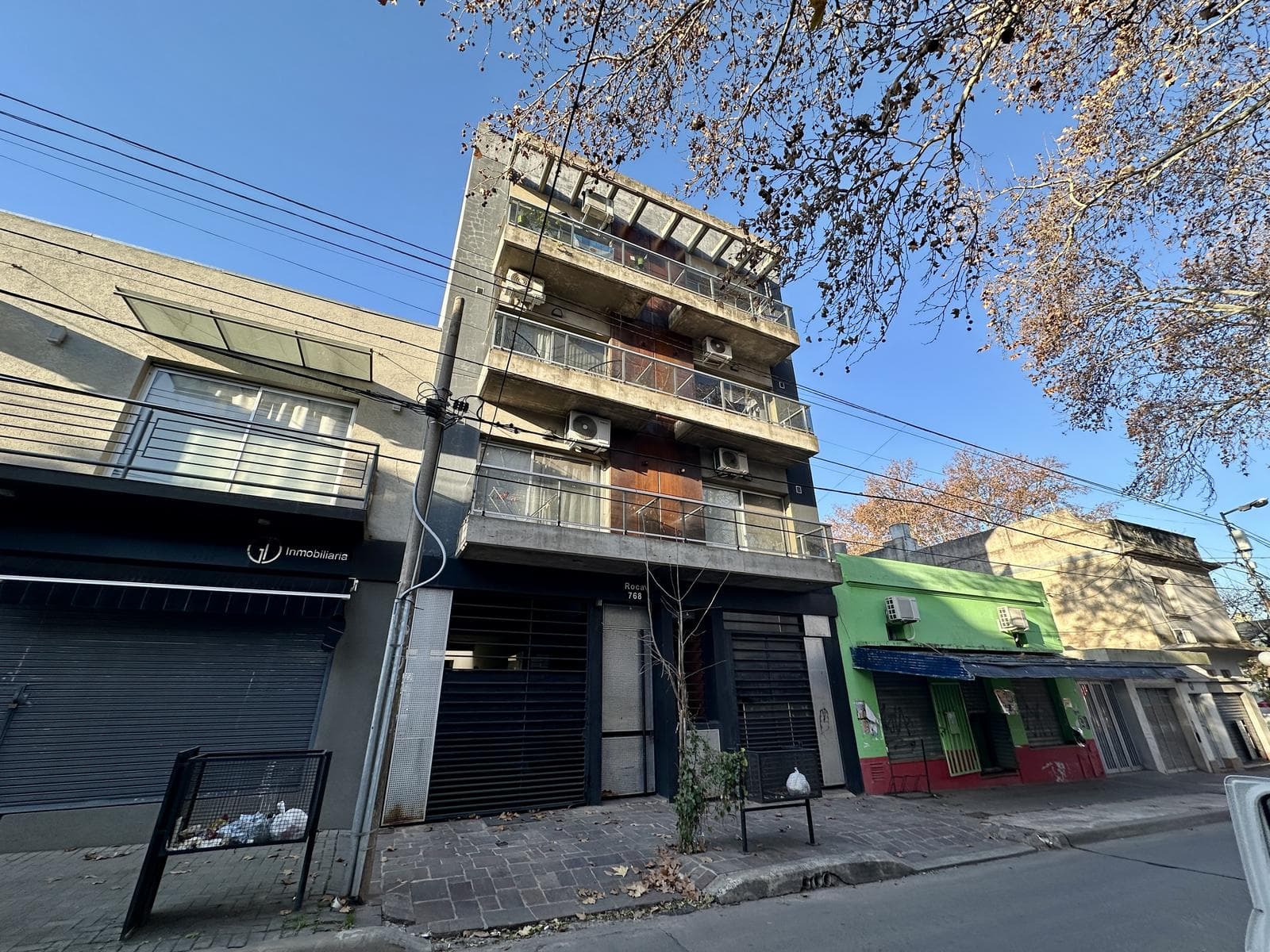 2-room apartment for sale with a balcony. Includes a parking space. Financing available. Downtown Zarate