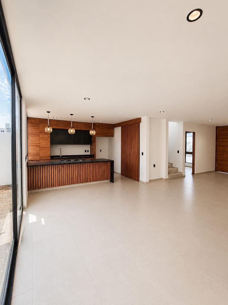 House for Sale in Preserve Juriquilla, 4 Bedrooms, Garden, and Ground-Floor Bedroom