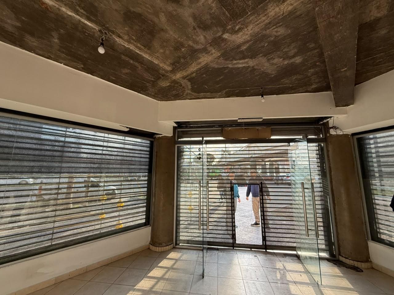 Excelente local en esquina - 69 m2- Avellaneda