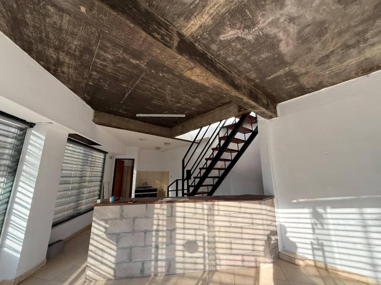 Excelente local en esquina - 69 m2- Avellaneda