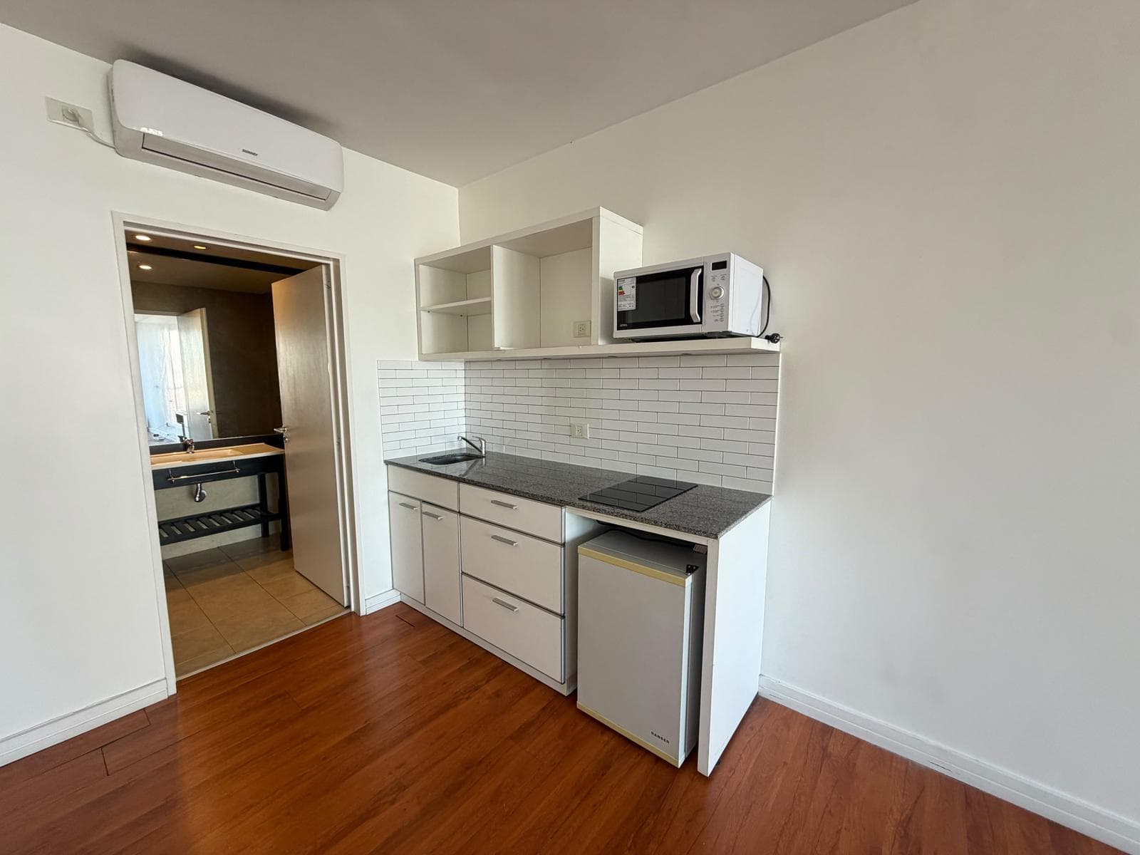 Baez and Arevalo - Very Spacious Studio for Rent, Fully Furnished - Cañitas