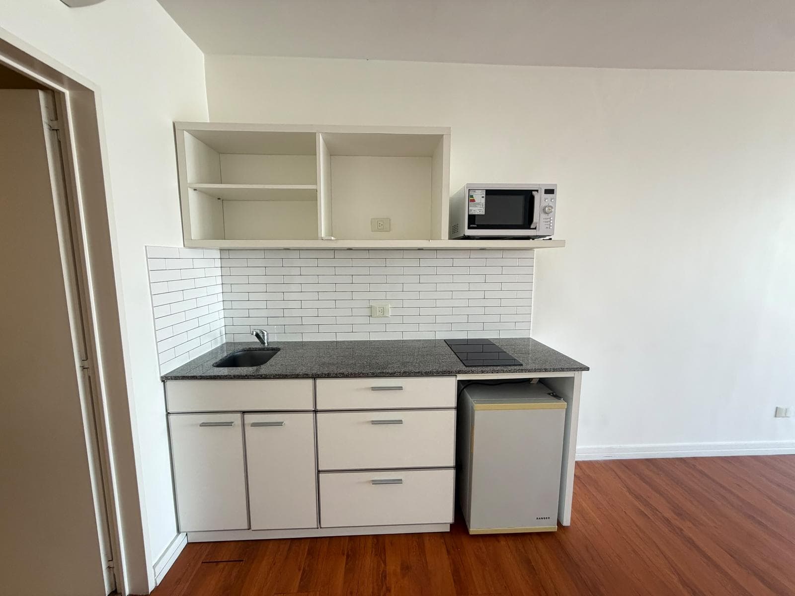 Baez and Arevalo - Very Spacious Studio for Rent, Fully Furnished - Cañitas