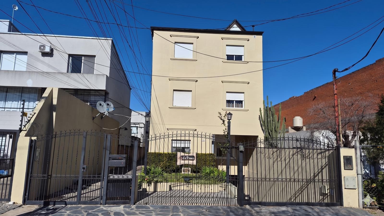 Ground-floor apartment for rent with a garage and storage room. Excellent location.