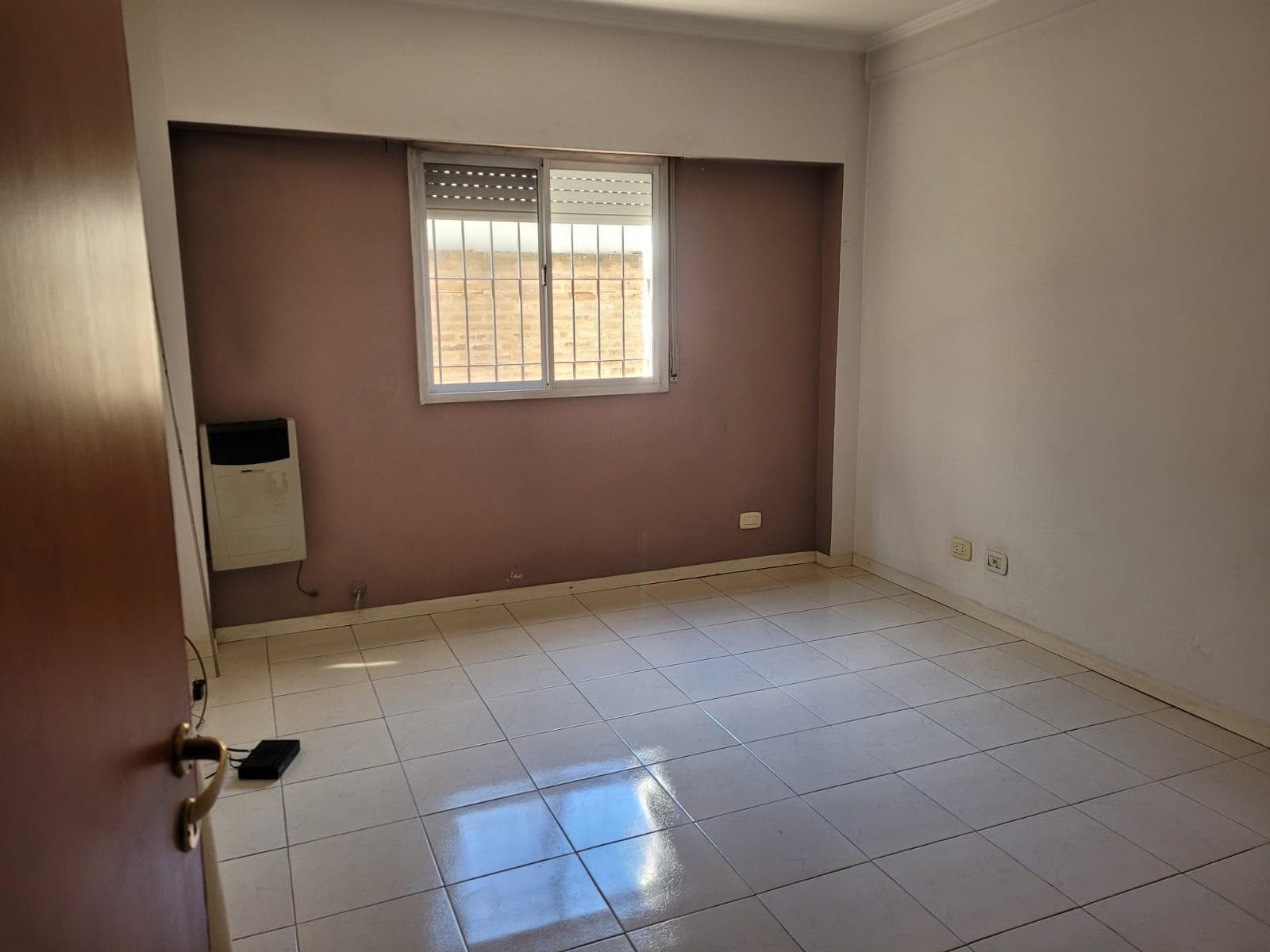Ground-floor apartment for rent with a garage and storage room. Excellent location.