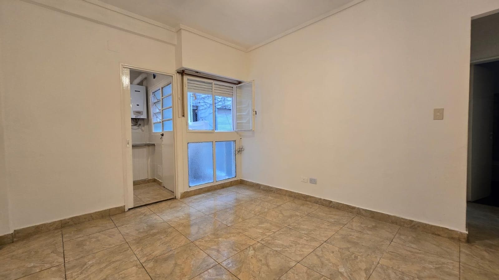Two-room apartment, 2nd floor (accessible by stairs). Side-facing. Villa Urquiza