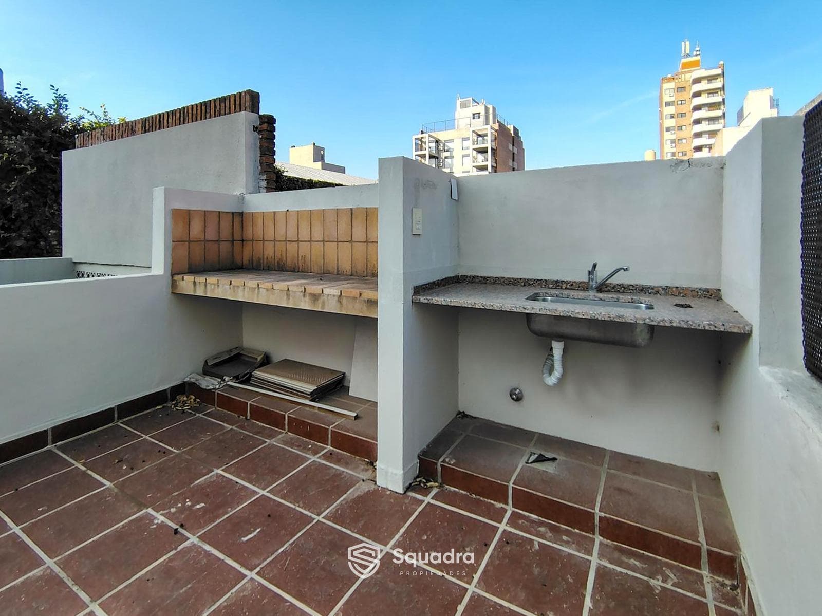 FOR SALE | TRADE - 2-bedroom house with a hallway, 2 patios, and a terrace - Lourdes neighborhood, Rosario.