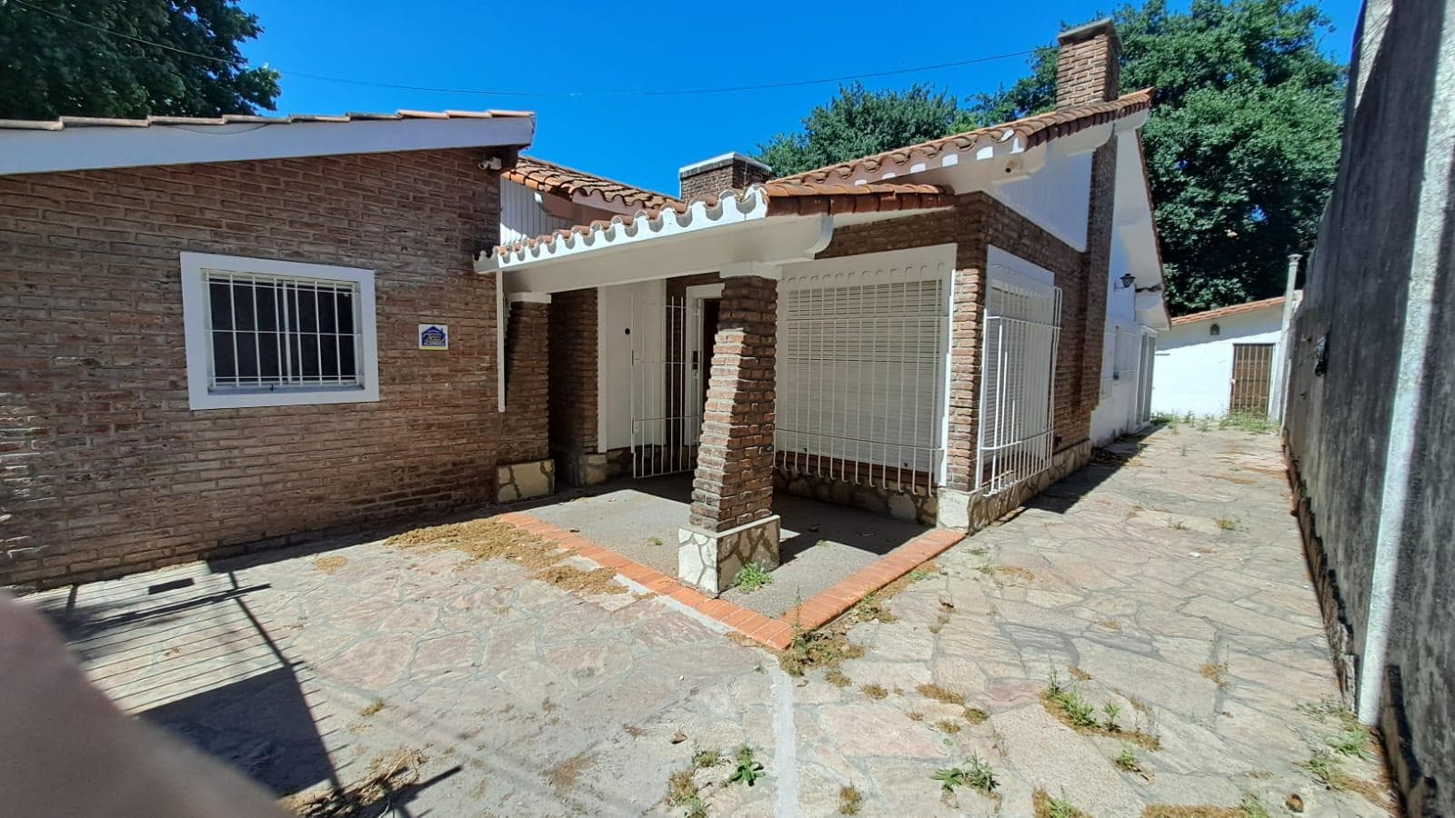 Excellent detached house for sale, on a 400 m2 lot.—Centrally located.—