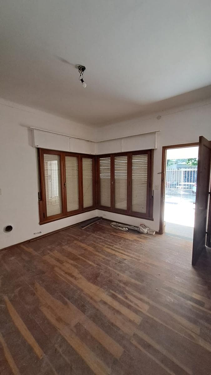 Excellent detached house for sale, on a 400 m2 lot.—Centrally located.—