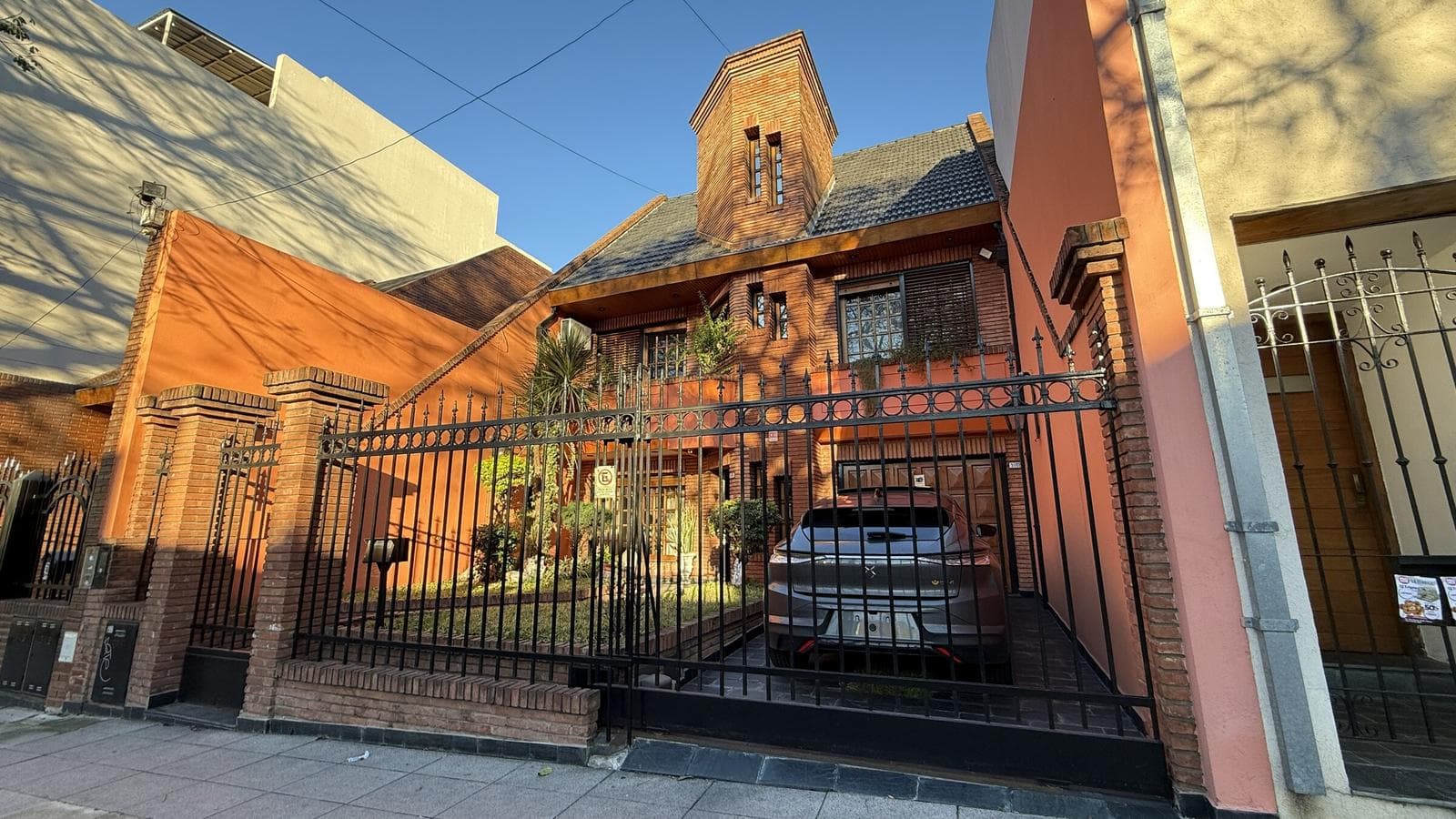 5-Room House for Sale with Pool, Grill, and Garage - Flores - Financing Available