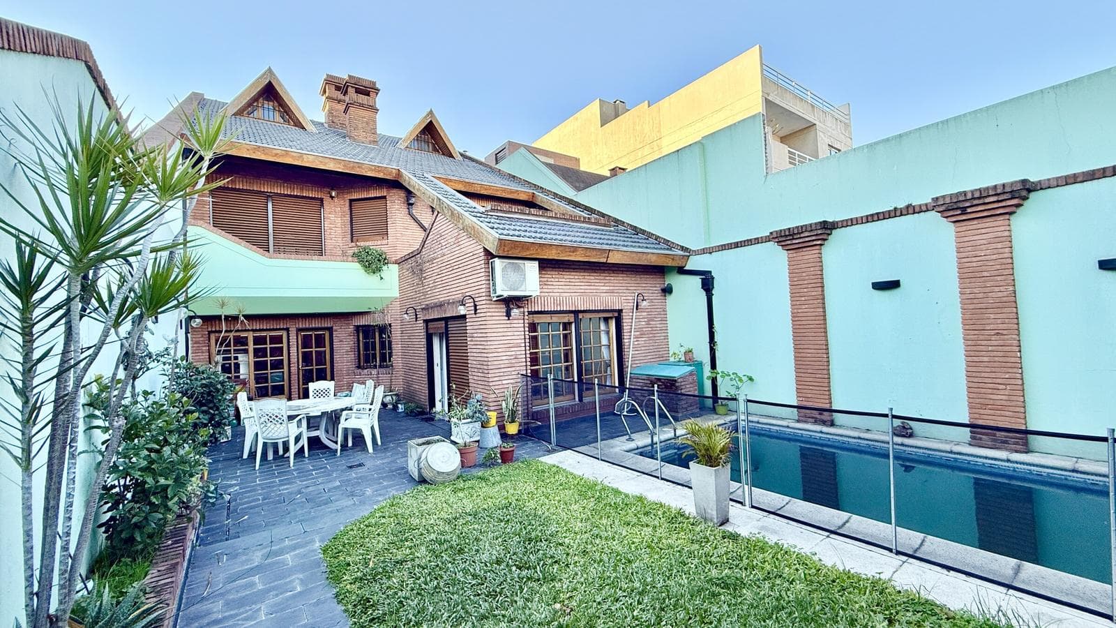 5-Room House for Sale with Pool, Grill, and Garage - Flores - Financing Available