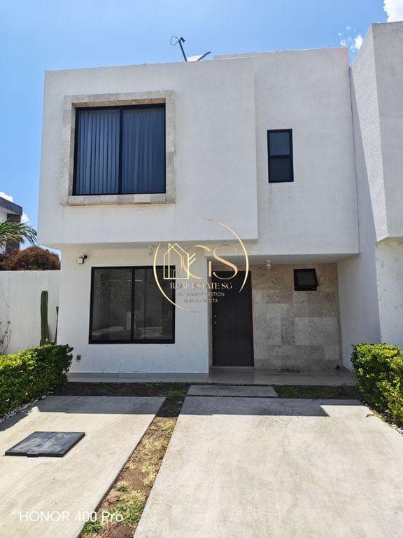 HOUSE FOR SALE IN THE CELAYA RESIDENTIAL AREA