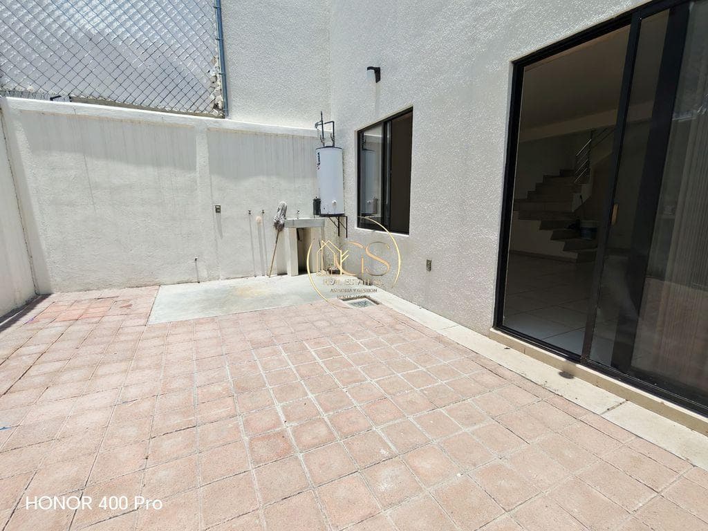 HOUSE FOR SALE IN THE CELAYA RESIDENTIAL AREA