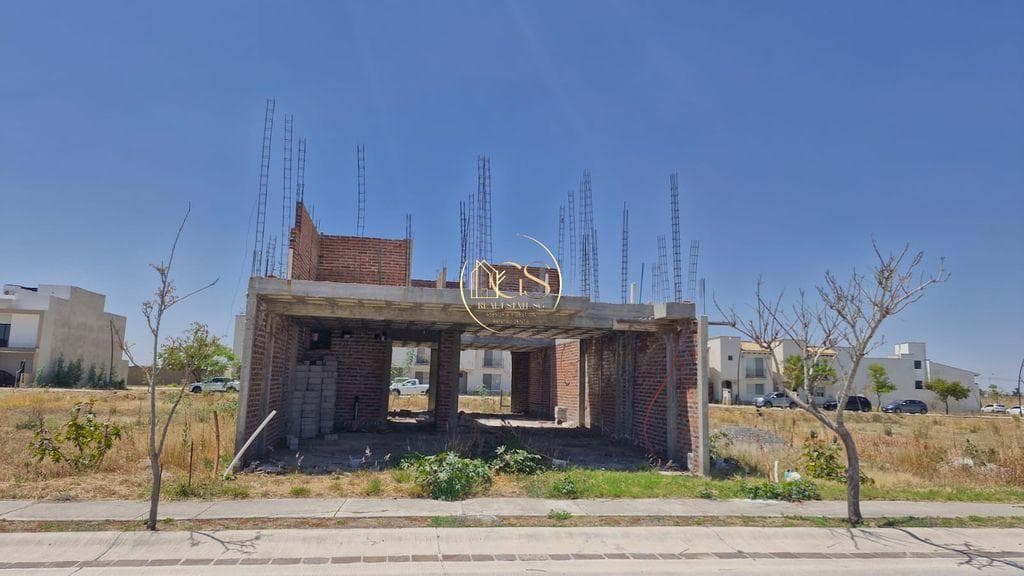 LAND FOR SALE WITH BUILDING AND DEVELOPMENT PROJECT IN MAYORAZGO RESIDENCIAL CELAYA