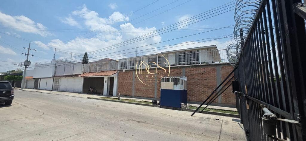 LUXURY HOME FOR SALE IN ARBOLEDAS, 1ST SECTION, CELAYA