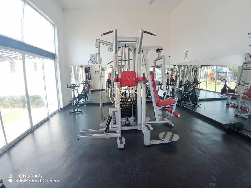 HOUSE FOR SALE WITH EXTRA LAND IN PUERTA DE PIEDRA, CELAYA