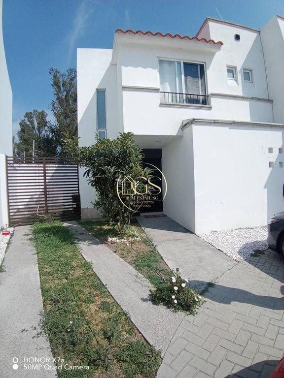 HOUSE FOR SALE WITH EXTRA LAND IN PUERTA DE PIEDRA, CELAYA
