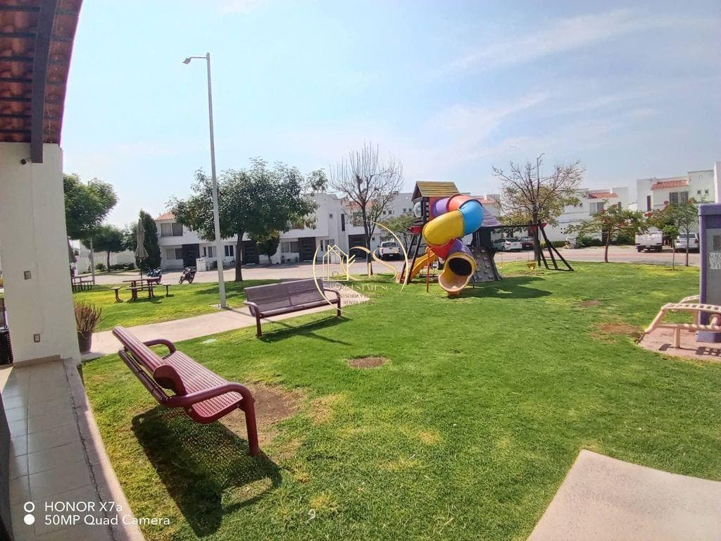 HOUSE FOR SALE WITH EXTRA LAND IN PUERTA DE PIEDRA, CELAYA