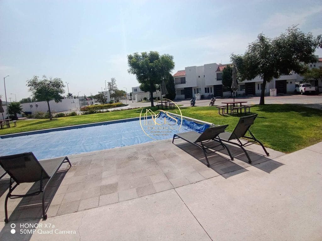 HOUSE FOR SALE WITH EXTRA LAND IN PUERTA DE PIEDRA, CELAYA