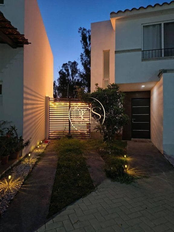 HOUSE FOR SALE WITH EXTRA LAND IN PUERTA DE PIEDRA, CELAYA