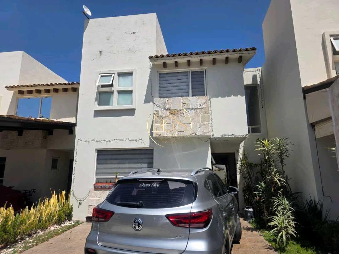 HOUSE FOR SALE ON SENDA REAL, CELAYA