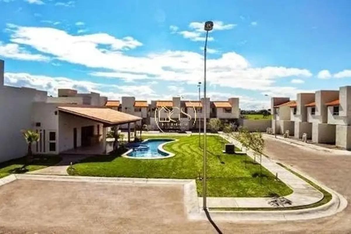 HOUSE FOR SALE ON SENDA REAL, CELAYA