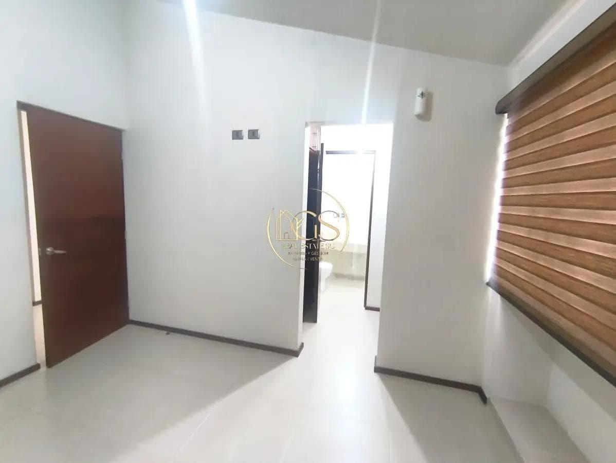 HOUSE FOR SALE ON SENDA REAL, CELAYA
