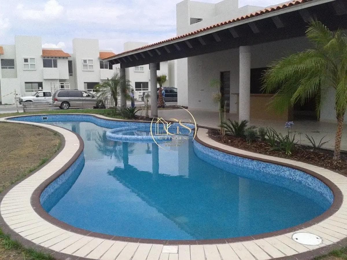 HOUSE FOR SALE ON SENDA REAL, CELAYA
