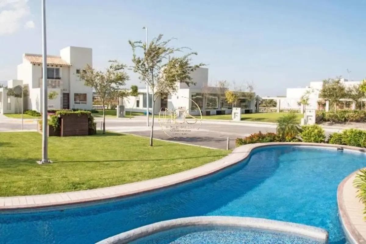 HOUSE FOR SALE ON SENDA REAL, CELAYA