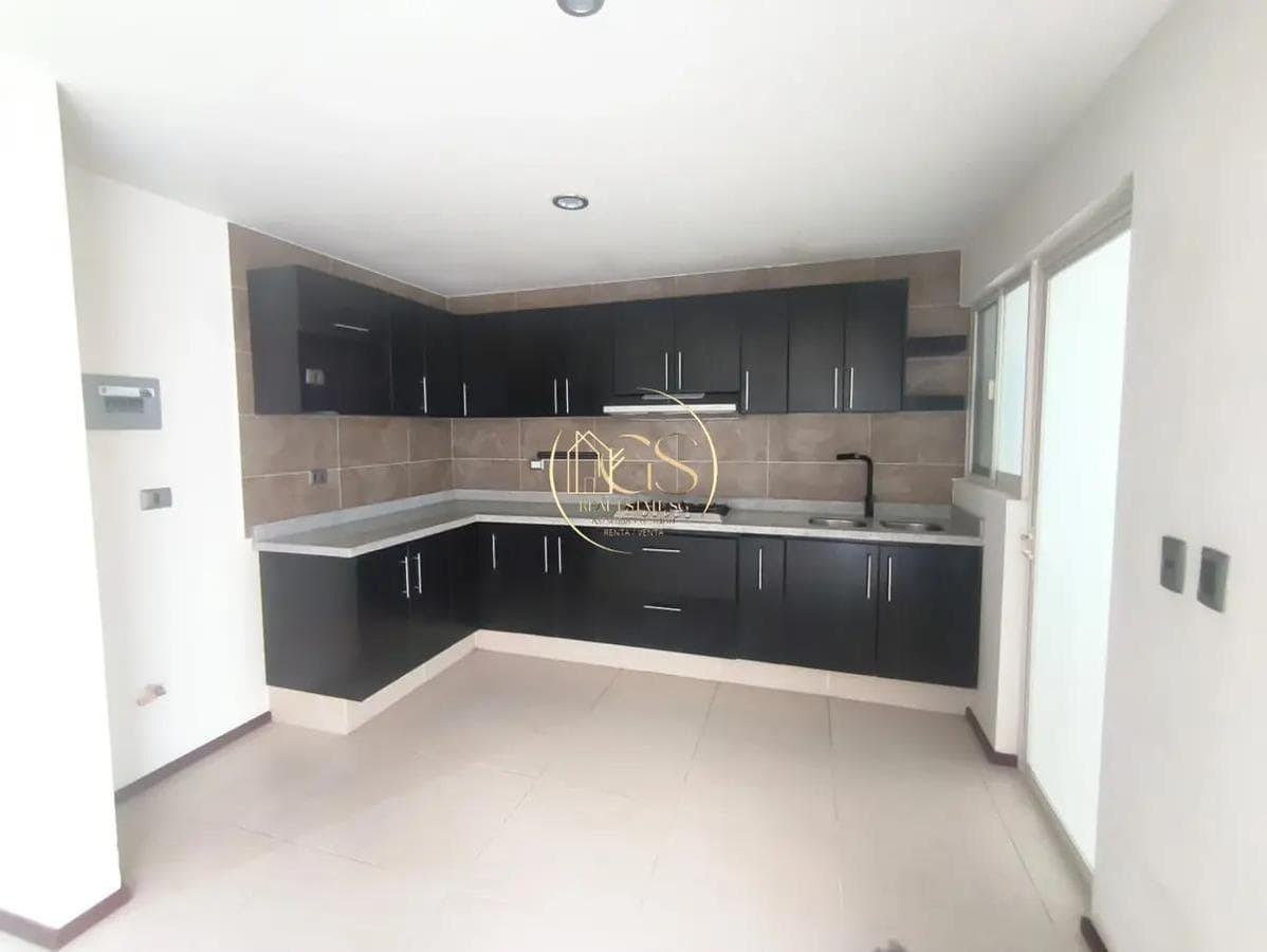 HOUSE FOR SALE ON SENDA REAL, CELAYA