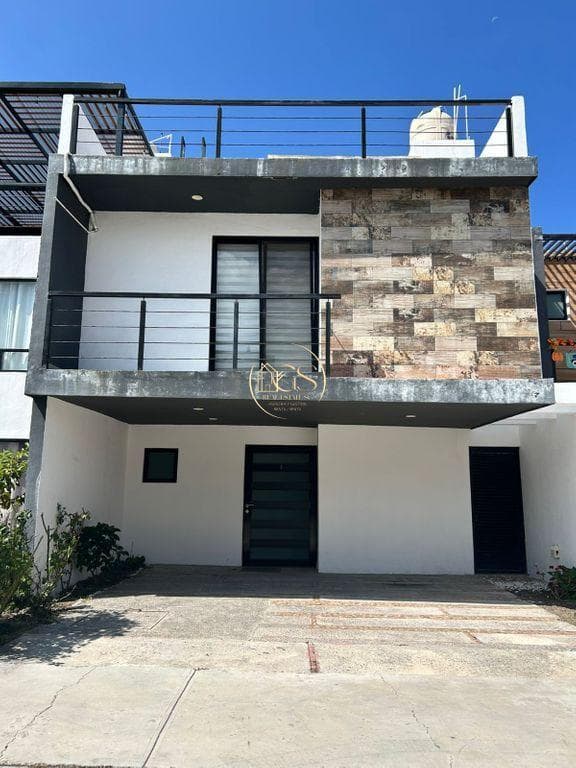 HOUSE FOR SALE IN PRIVADA DEL REAL CELAYA