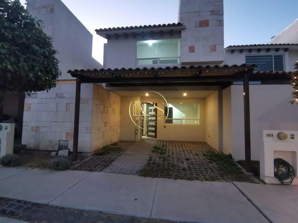 HOUSE FOR SALE ON SENDA REAL, CELAYA