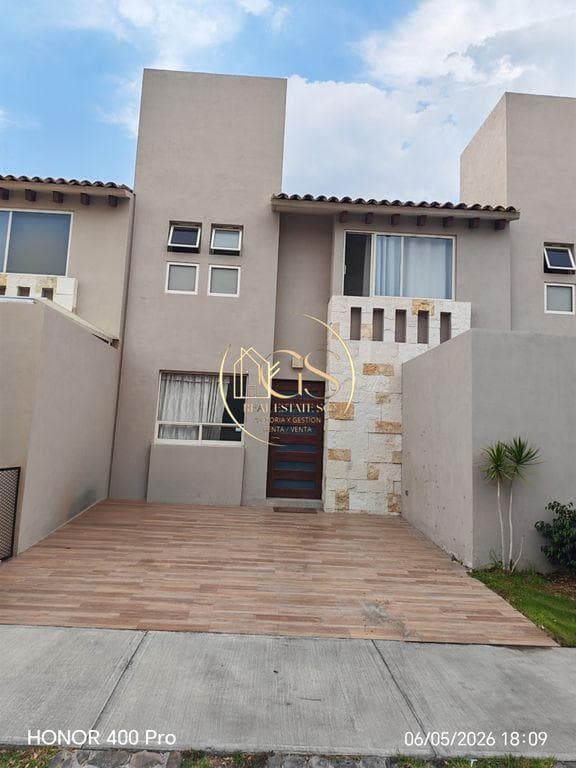 HOUSE FOR SALE ON SENDA REAL, CELAYA