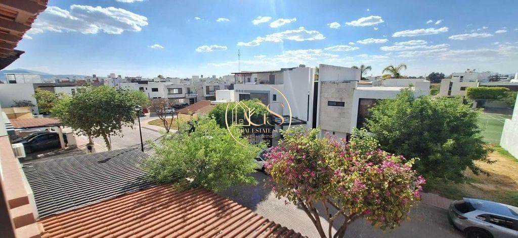 HOUSE FOR SALE IN MADERAS, CELAYA RESIDENTIAL AREA