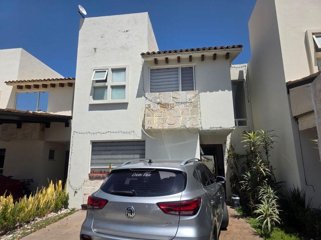 HOUSE FOR SALE ON SENDA REAL, CELAYA