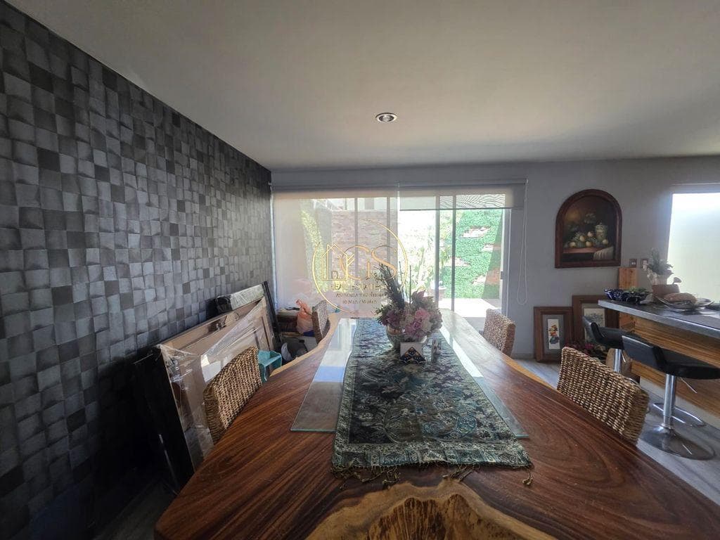 HOUSE FOR SALE ON SENDA REAL, CELAYA