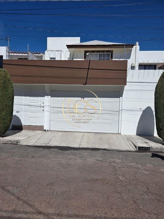 HOUSE FOR SALE ON TWO LOTS IN LA FAVORITA, CELAYA RESIDENTIAL AREA
