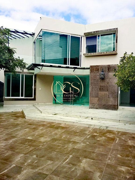 HOUSE FOR SALE ON A PRIVATE STREET IN LAS ARBOLEDAS, 1ST SECTION, CELAYA