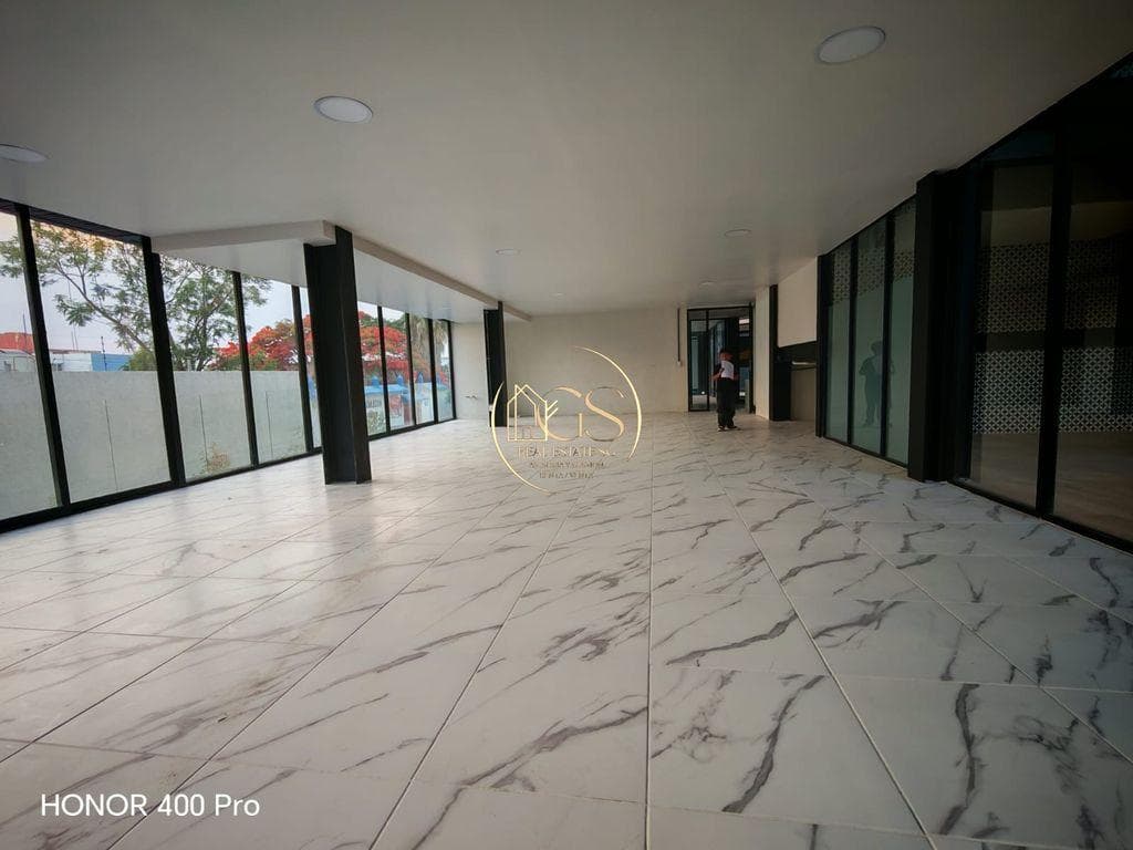 SPACIOUS OFFICE FOR RENT IN TORRE ALAMEDA CENTRAL, CELAYA