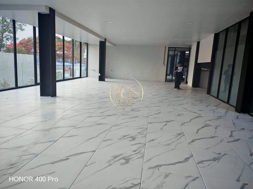 SPACIOUS OFFICE FOR RENT IN TORRE ALAMEDA CENTRAL, CELAYA