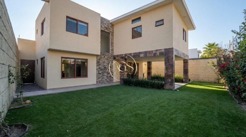 HOUSE FOR SALE IN THE ALAMEDA CELAYA RESIDENTIAL COMPLEX