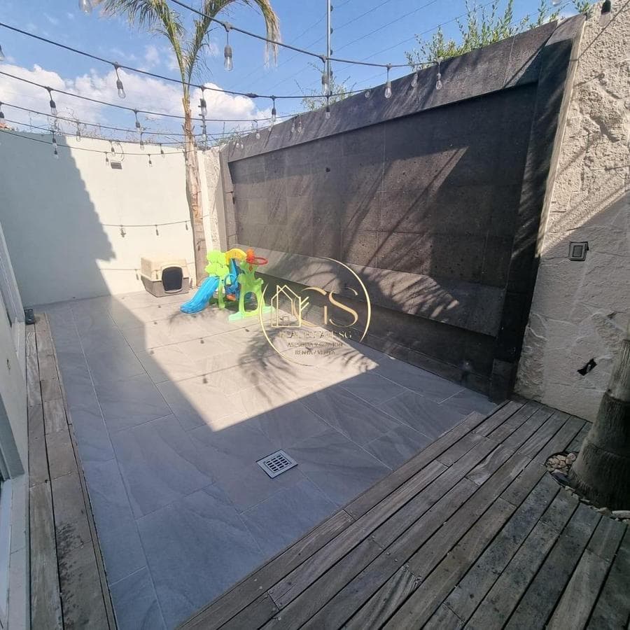 HOUSE FOR SALE ON SENDA REAL, CELAYA