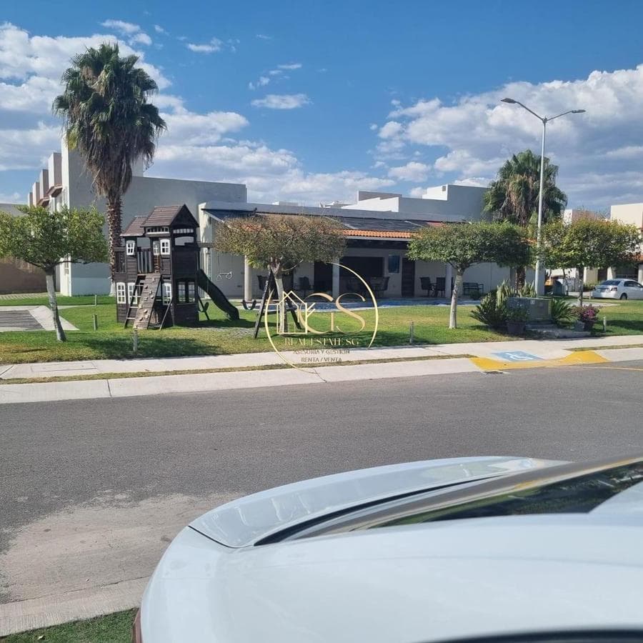 HOUSE FOR SALE ON SENDA REAL, CELAYA